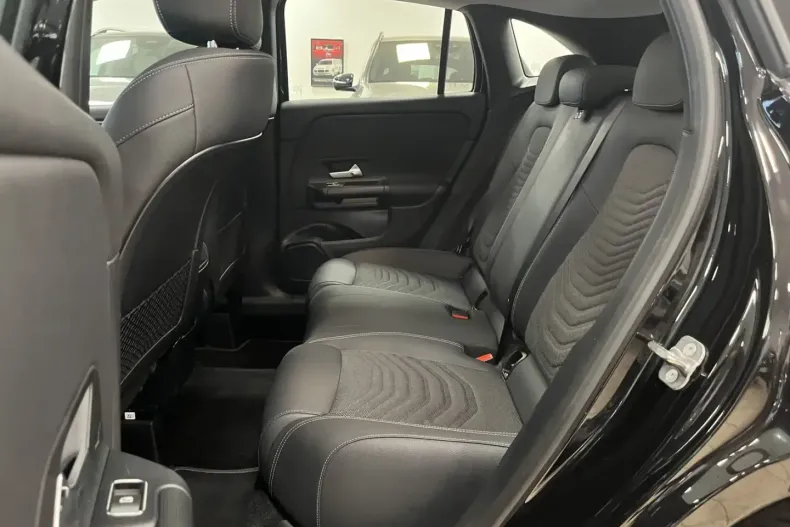 Mercedes-Benz GLA 180 din 2023 cu 19.506 km - oferta MER127692 - foto 9