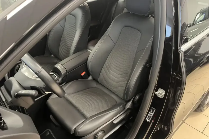 Mercedes-Benz GLA 180 din 2023 cu 19.506 km - oferta MER127692 - foto 18