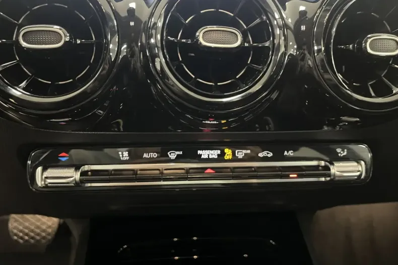 Mercedes-Benz GLA 180 din 2023 cu 19.506 km - oferta MER127692 - foto 23