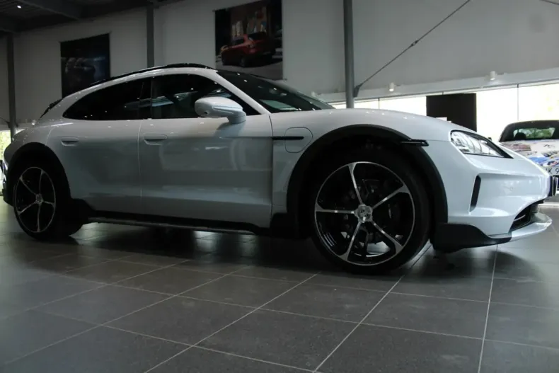 Porsche Taycan din 2024 cu 250 km - oferta POR127789 - foto 3