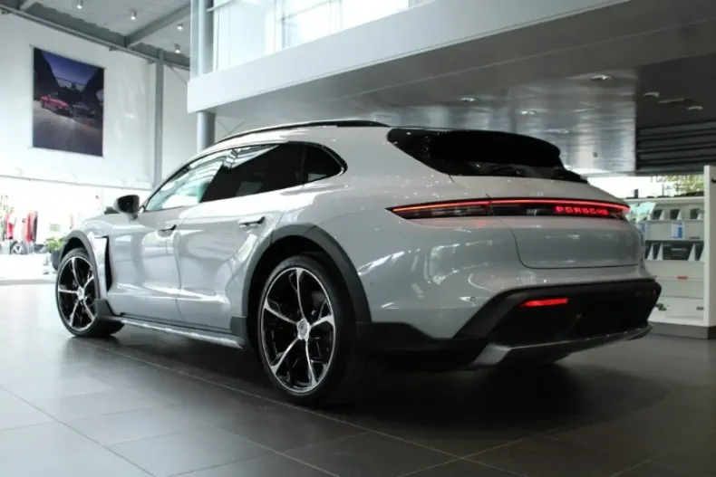 Porsche Taycan din 2024 cu 250 km - oferta POR127789 - foto 4