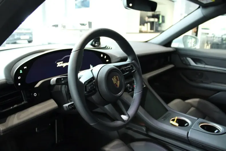 Porsche Taycan din 2024 cu 250 km - oferta POR127789 - foto 6