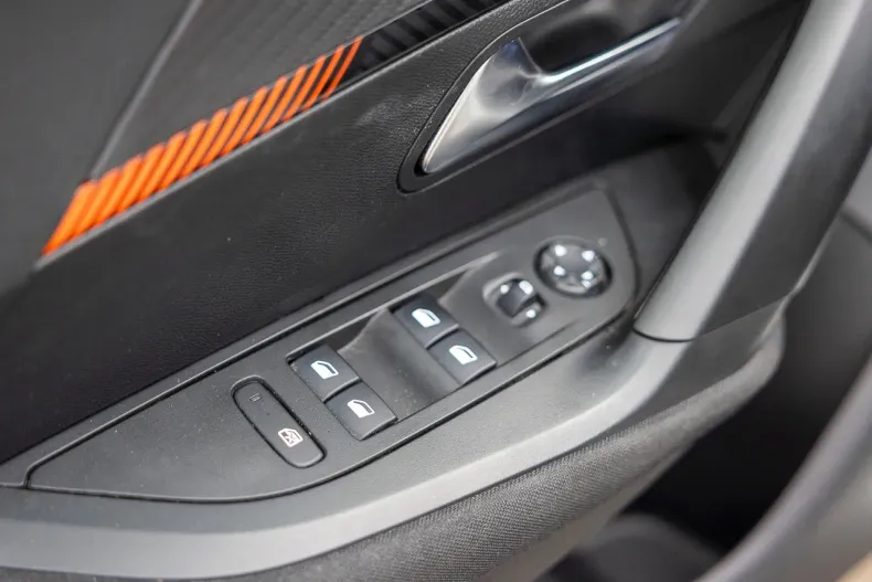 Peugeot 2008 din 2020 cu 142.212 km - oferta PEU128053 - foto 24