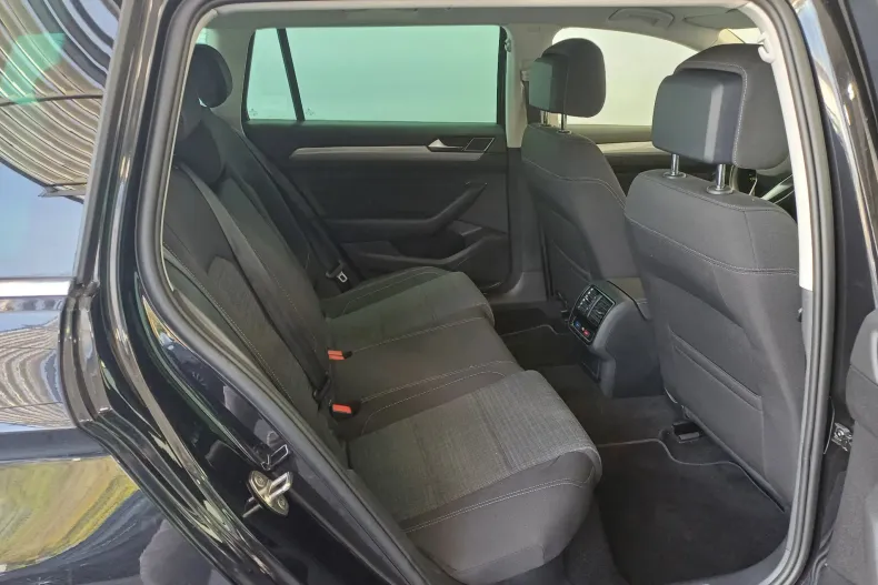 Volkswagen Passat din 2021 cu 99.170 km - oferta VOL129869 - foto 33