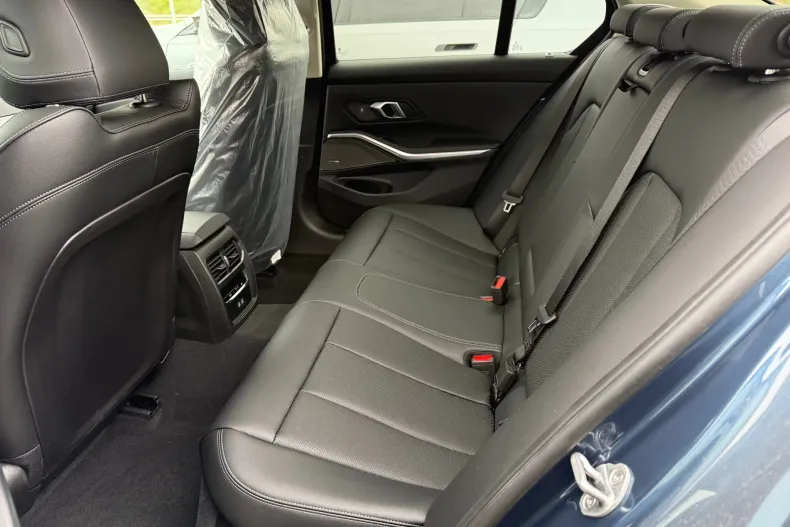 BMW Seria 3 din 2025 cu 0 km - oferta BMW130000 - foto 7