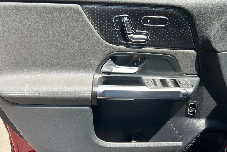 Mercedes-Benz EQB din 2024 cu 4.000 km - oferta MER130264 - foto 8