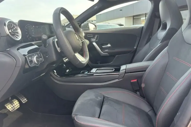 Mercedes-Benz CLA 250 din 2024 cu 9.484 km - oferta MER130798 - foto 9