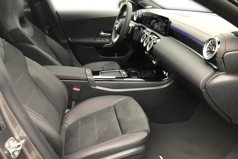 Mercedes-Benz CLA 220 din 2024 cu 21.390 km - oferta MER130811 - foto 3