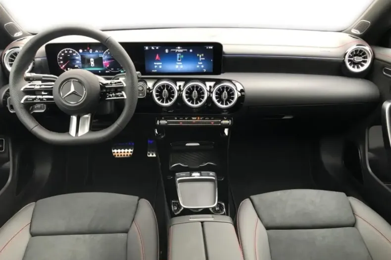 Mercedes-Benz CLA 220 din 2024 cu 21.390 km - oferta MER130811 - foto 4