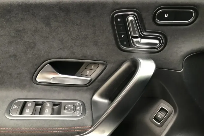 Mercedes-Benz CLA 220 din 2024 cu 21.390 km - oferta MER130811 - foto 15