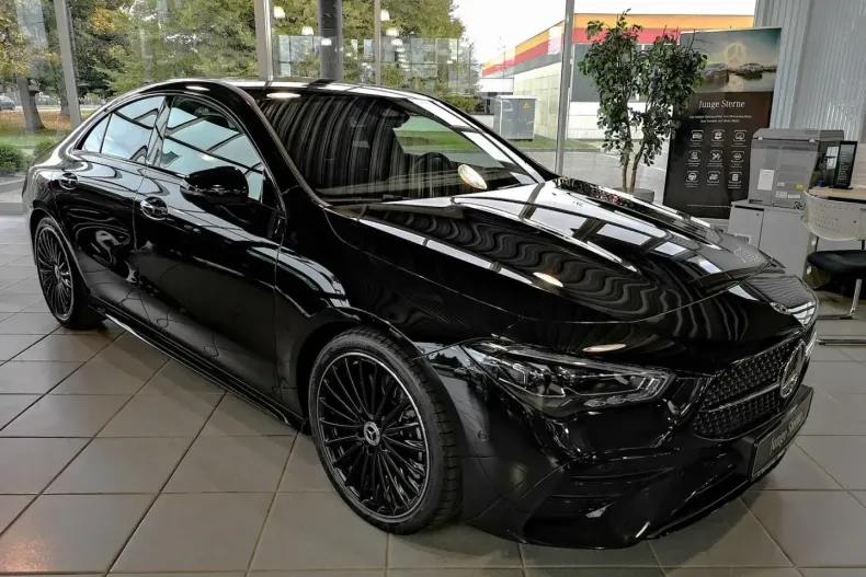 Mercedes-Benz CLA 250 din 2024 cu 7.727 km - oferta MER130813 - foto 3