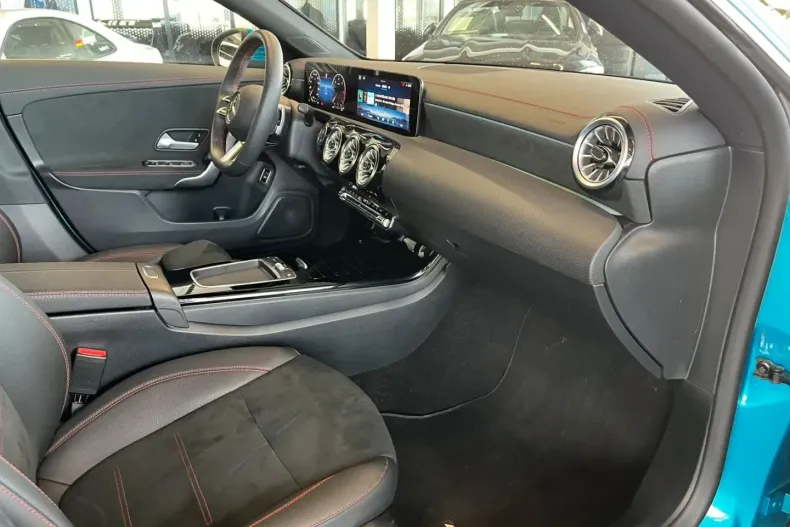 Mercedes-Benz CLA 200 din 2023 cu 11.917 km - oferta MER130862 - foto 6