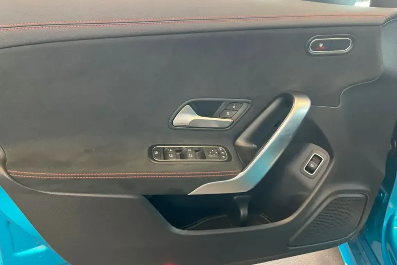 Mercedes-Benz CLA 200 din 2023 cu 11.917 km - oferta MER130862 - foto 11