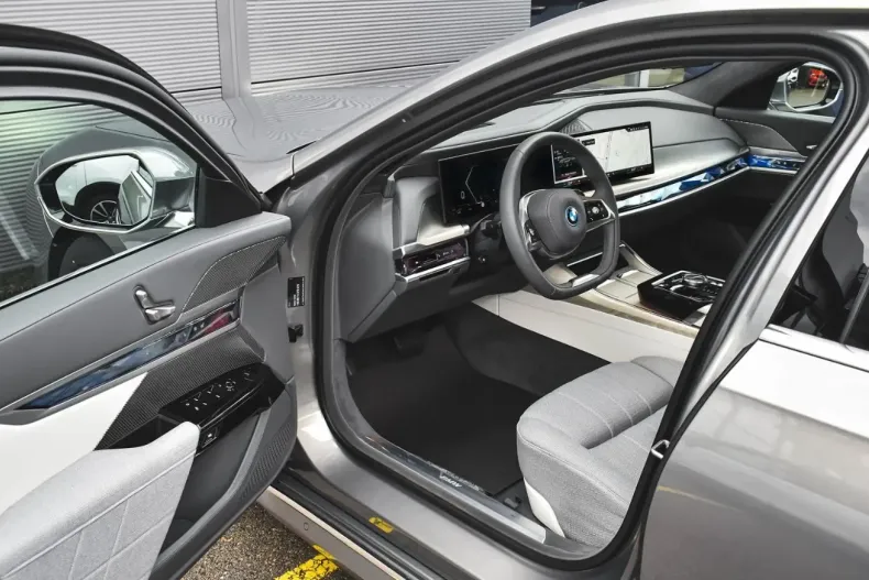 BMW 750 din 2024 cu 6.917 km - oferta BMW130904 - foto 8