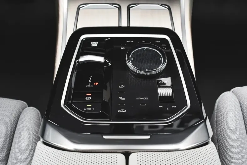 BMW 750 din 2024 cu 6.917 km - oferta BMW130904 - foto 18