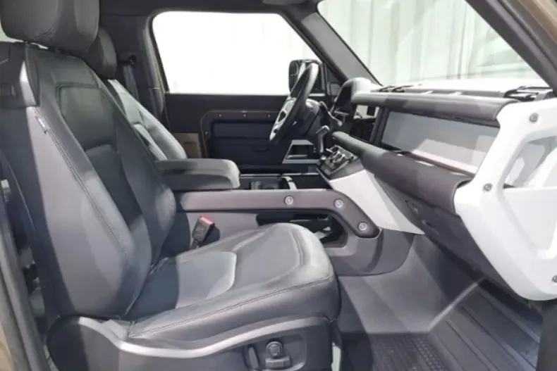 Land Rover Defender din 2025 cu 12.000 km - oferta LAN131013 - foto 3