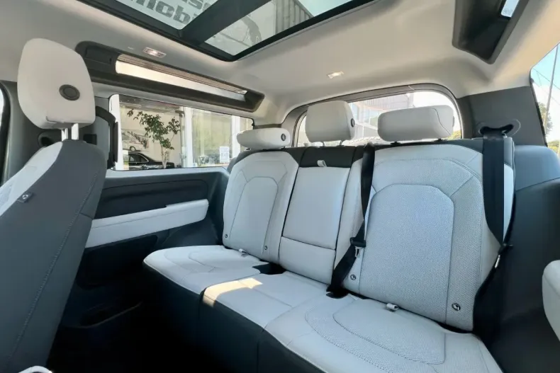 Land Rover Defender din 2024 cu 8.700 km - oferta LAN131016 - foto 9