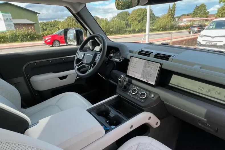 Land Rover Defender din 2024 cu 8.700 km - oferta LAN131016 - foto 11