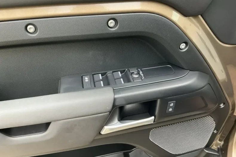 Land Rover Defender din 2024 cu 19.389 km - oferta LAN131029 - foto 16