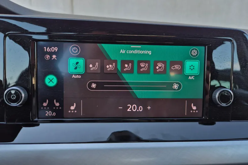 Volkswagen Golf din 2024 cu 51.459 km - oferta VOL131320 - foto 28