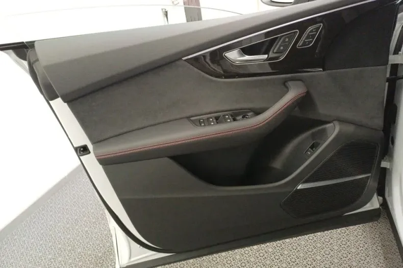 Audi Q8 din 2025 cu 4.000 km - oferta AUD131532 - foto 9