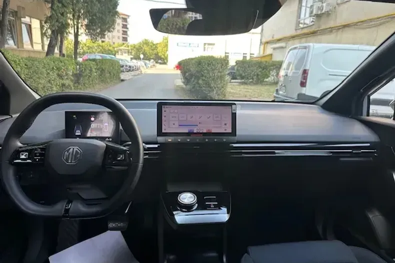 MG MG4 din 2024 cu 5.900 km - oferta MG0131789 - foto 11