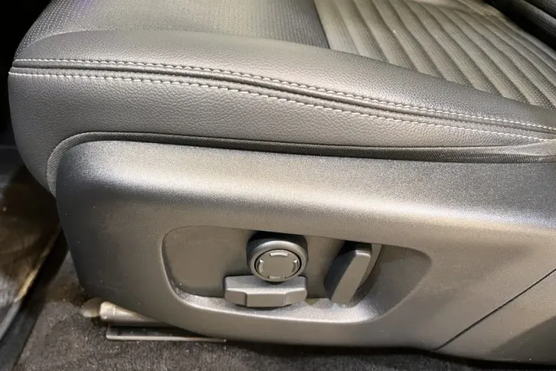 Land Rover Discovery Sport din 2024 cu 16.500 km - oferta LAN132139 - foto 24