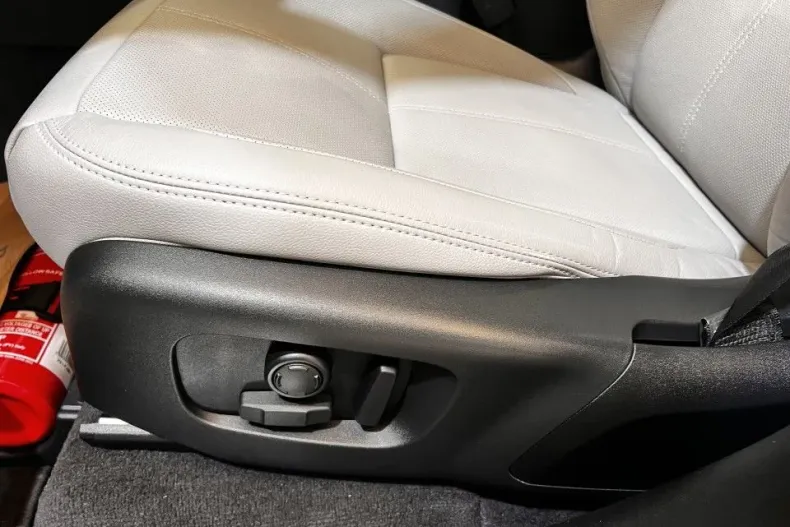 Land Rover Range Rover Velar din 2024 cu 16.392 km - oferta LAN132156 - foto 7