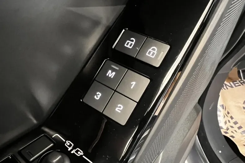 Land Rover Range Rover Velar din 2024 cu 16.392 km - oferta LAN132156 - foto 8