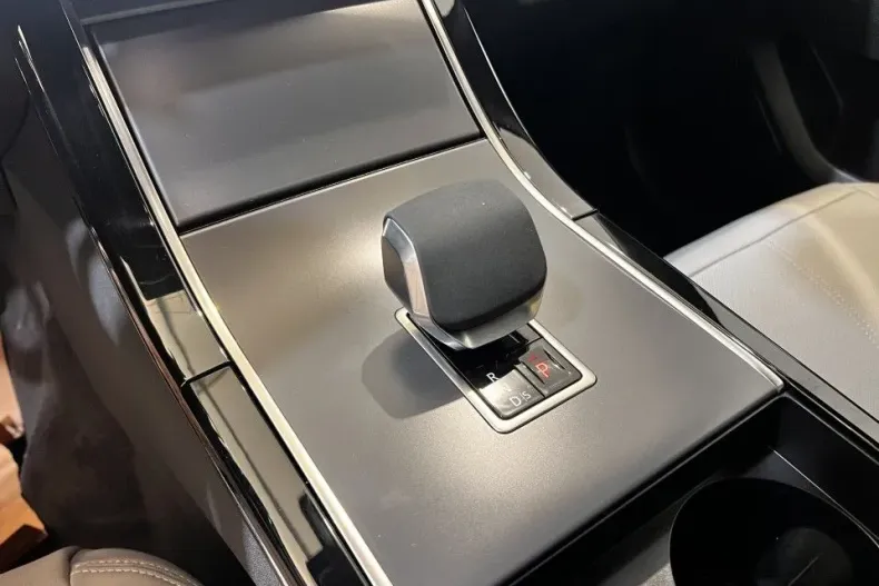 Land Rover Range Rover Velar din 2024 cu 16.392 km - oferta LAN132156 - foto 22