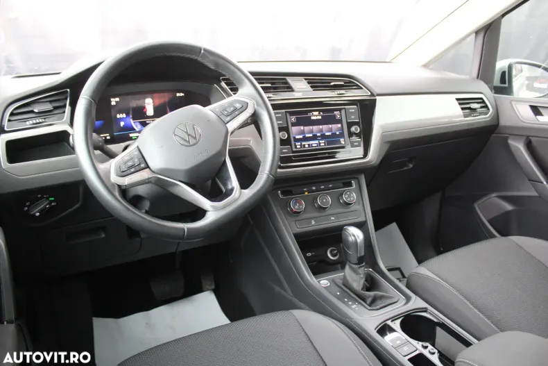 Volkswagen Touran din 2023 cu 18.941 km - oferta VOL132244 - foto 5