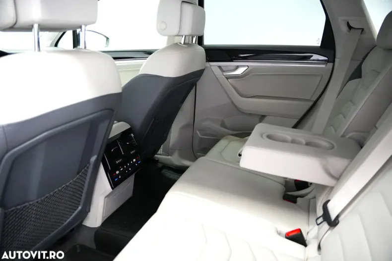 Volkswagen Touareg din 2023 cu 43.000 km - oferta VOL132339 - foto 9