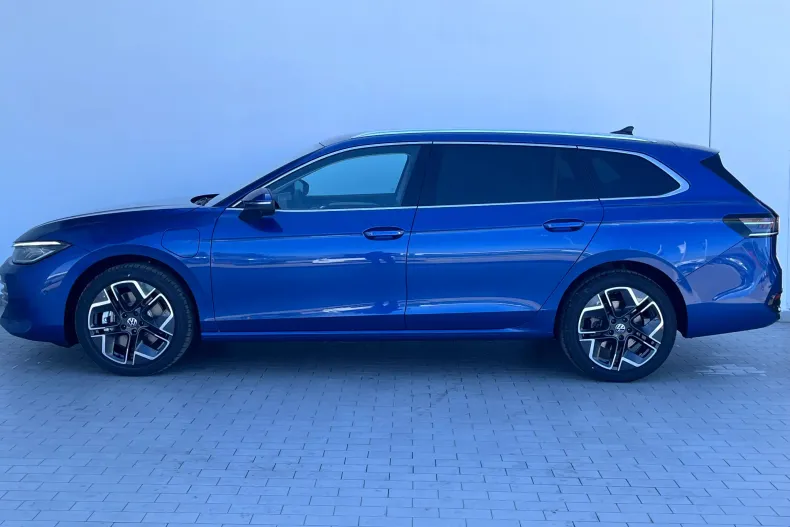 Volkswagen Passat din 2025 cu 6.500 km - oferta VOL132381 - foto 3