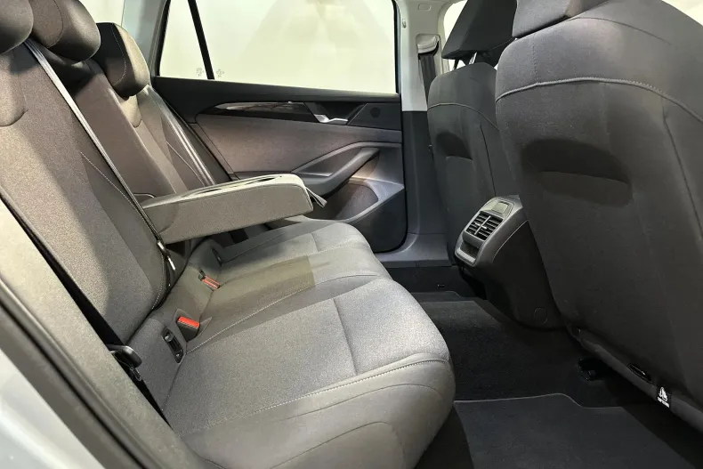 Volkswagen Passat din 2024 cu 5.500 km - oferta VOL132805 - foto 12