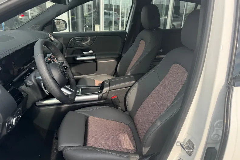 Mercedes-Benz EQA din 2024 cu 1 km - oferta MER133509 - foto 19