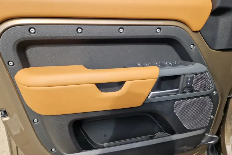 Land Rover Defender din 2024 cu 8.500 km - oferta LAN133690 - foto 13