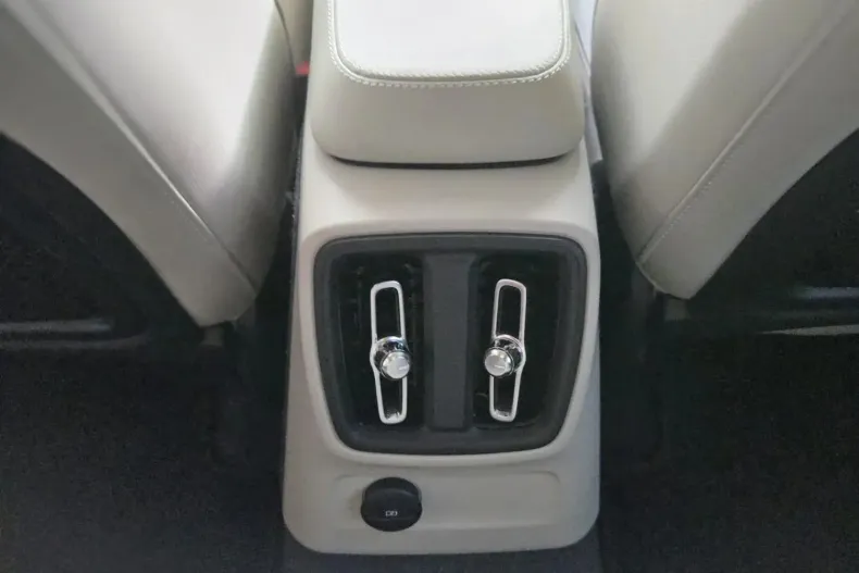 Volvo XC40 din 2023 cu 30.571 km - oferta VOL134013 - foto 30