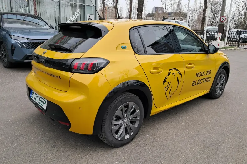 Peugeot 208 din 2023 cu 4.000 km - oferta PEU134128 - foto 4