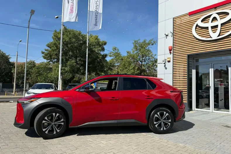 Toyota bZ4X din 2025 cu 1 km - oferta TOY134299 - foto 3