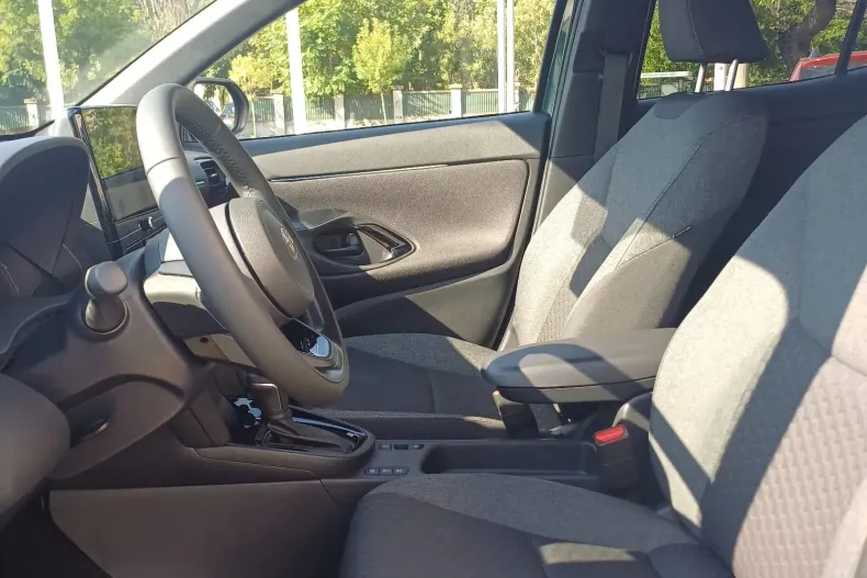 Toyota Yaris Cross din 2025 cu 1 km - oferta TOY134306 - foto 4