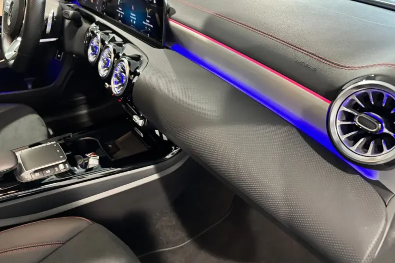 Mercedes-Benz CLA 250 din 2023 cu 9.900 km - oferta MER134534 - foto 16