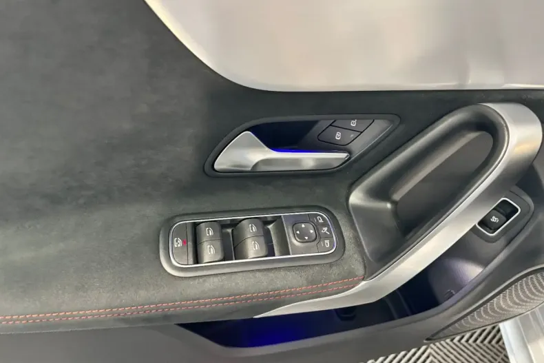 Mercedes-Benz CLA 250 din 2023 cu 9.900 km - oferta MER134534 - foto 26