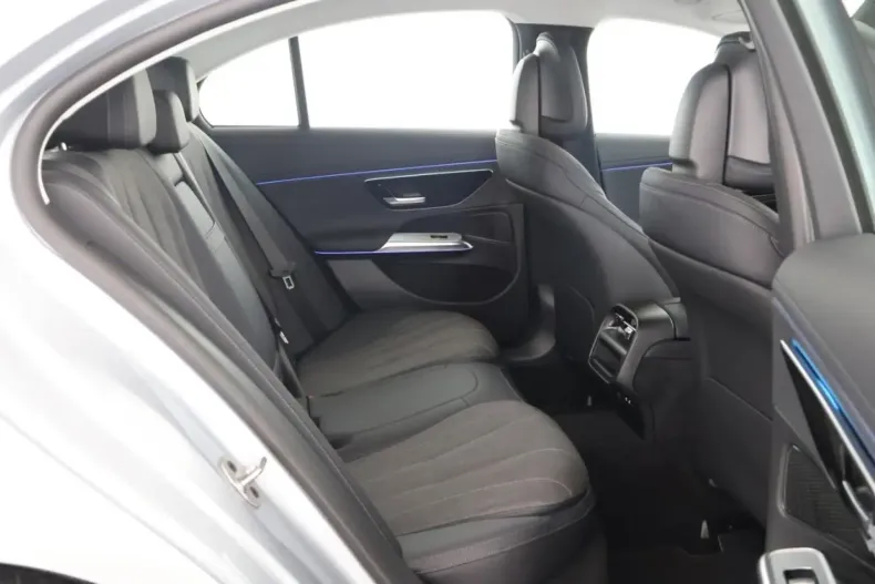 Mercedes-Benz E 200 din 2024 cu 6.900 km - oferta MER134559 - foto 11