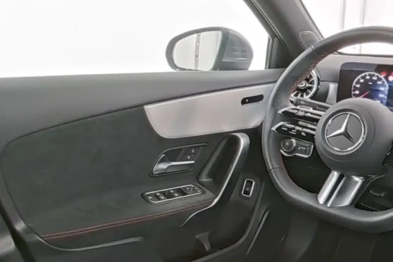 Mercedes-Benz A 180 din 2024 cu 10.500 km - oferta MER134582 - foto 8