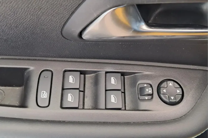 Peugeot 208 din 2022 cu 23.498 km - oferta PEU134964 - foto 14