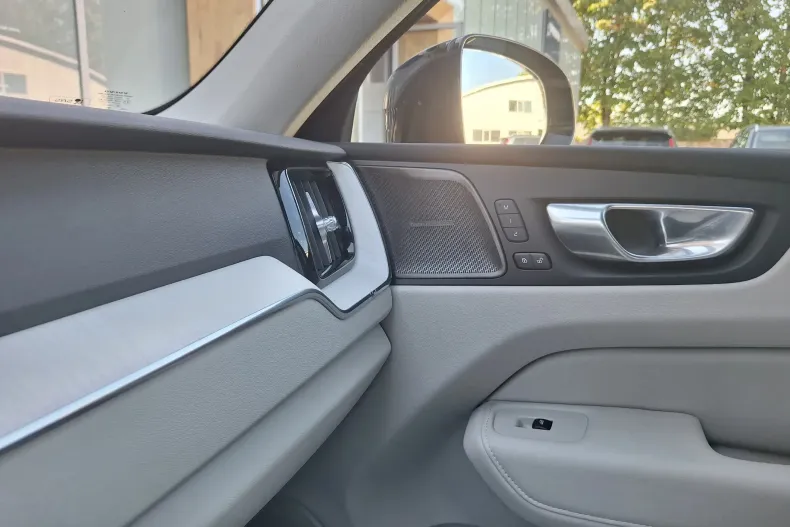 Volvo XC60 din 2025 cu 3.500 km - oferta VOL135066 - foto 34