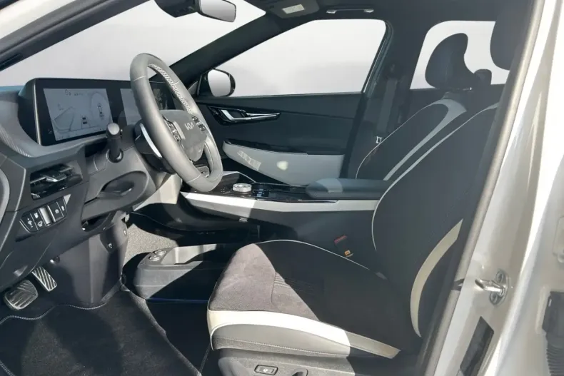 Kia EV6 din 2024 cu 12.279 km - oferta KIA135279 - foto 7