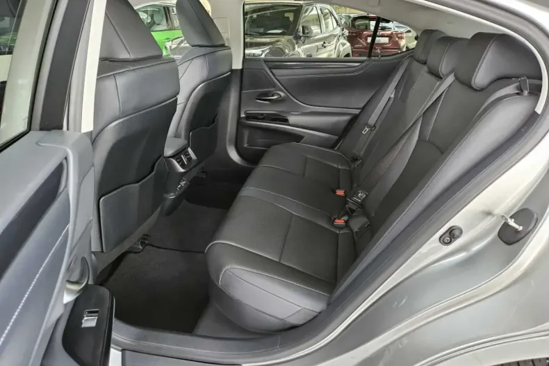 Lexus ES 300 din 2024 cu 10.880 km - oferta LEX135351 - foto 8