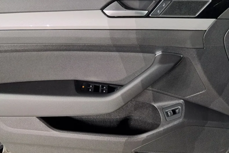 Volkswagen Passat din 2022 cu 99.563 km - oferta VOL135678 - foto 9