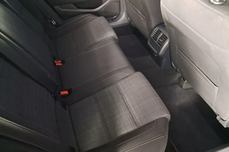 Volkswagen Passat din 2022 cu 99.563 km - oferta VOL135678 - foto 19